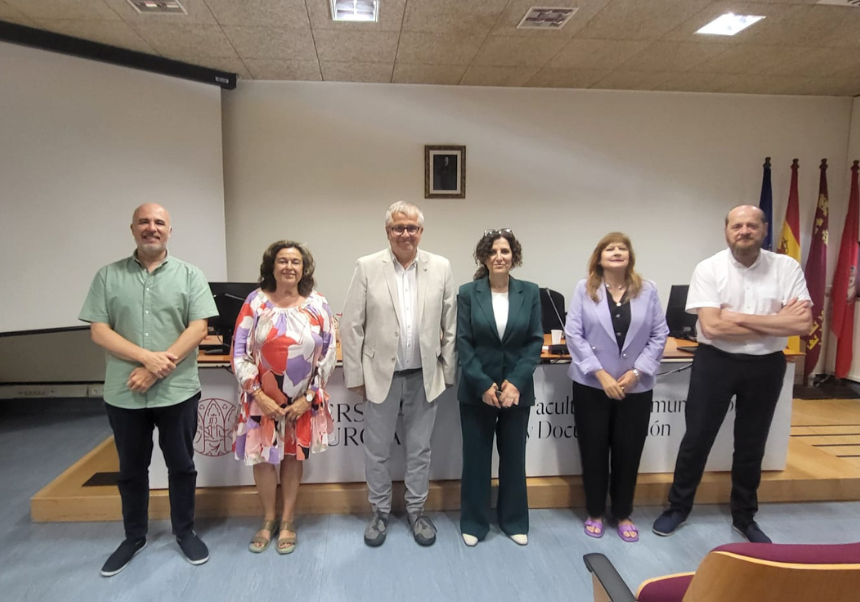 Fotografia del tribunal i la professora Castelló
